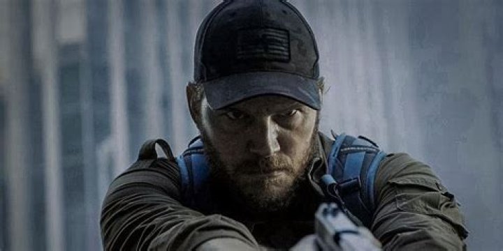 Chris Pratt as James Reece and Taylor Kitsch as Ben Edwards talk on a boat in The Terminal List