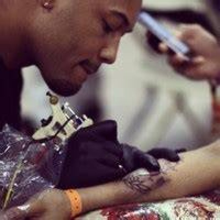 Chris Shockley making a tattoo