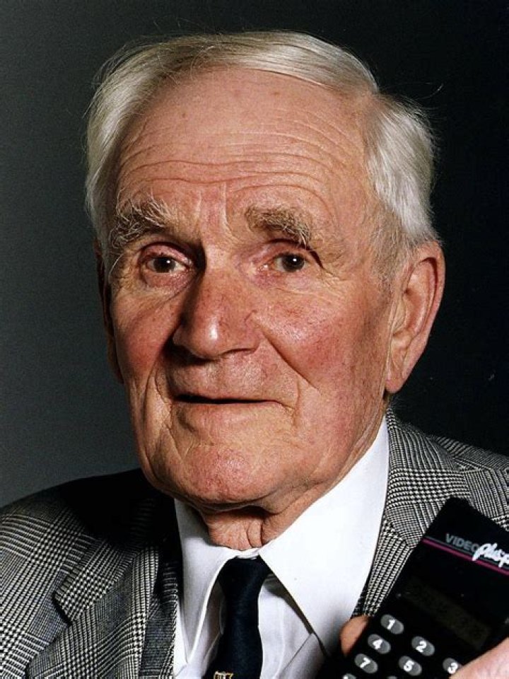 Desmond Llewelyn Desmond Llewelyn