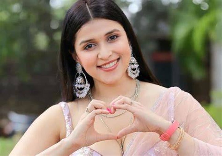 Mannara Chopra Bra Size, Age, Weight, Height, Measurements