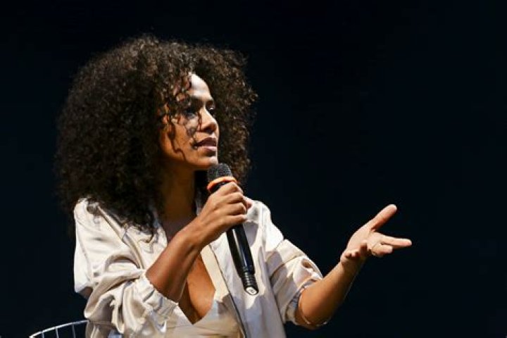 Naruna Costa performing live